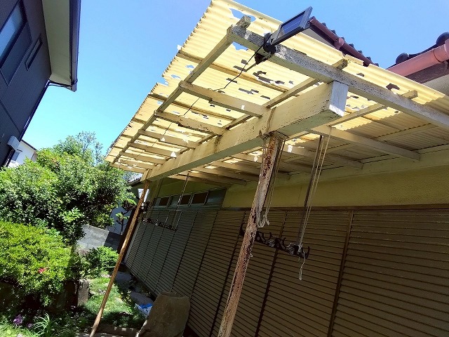 穴の空いたテラス波板