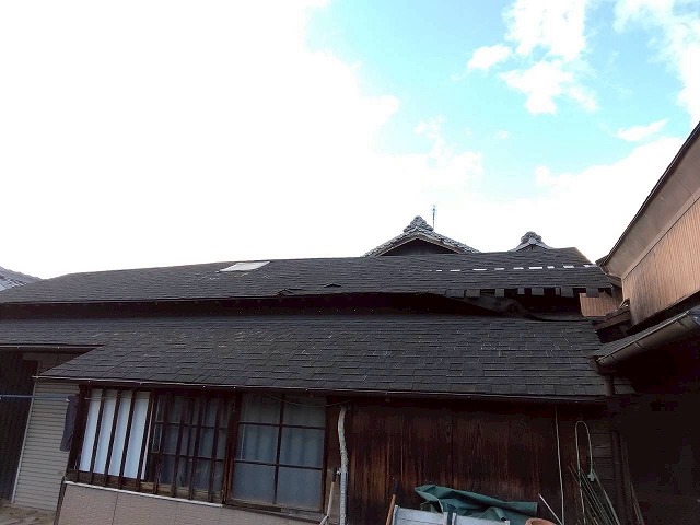 加古川市　納屋屋根全体のずれ状況