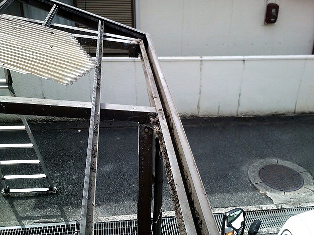 既存波板の撤去作業中