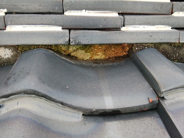 のし瓦段の目地と下地の露出