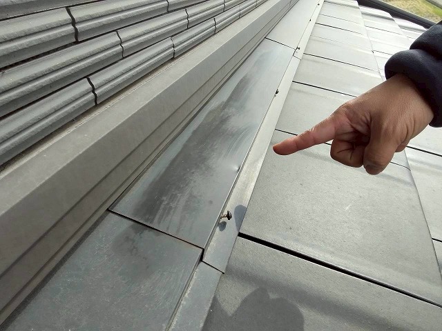 加古川市　雨押え板金のへこみ