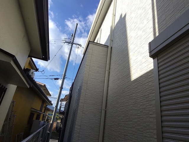 外壁側面と縦樋