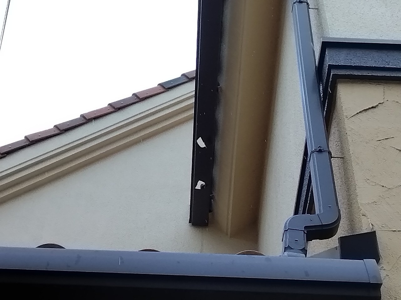 加古川市での雹被害調査！軒樋の穴・笠木のへこみ・サイクルポート破損で火災保険のご相談