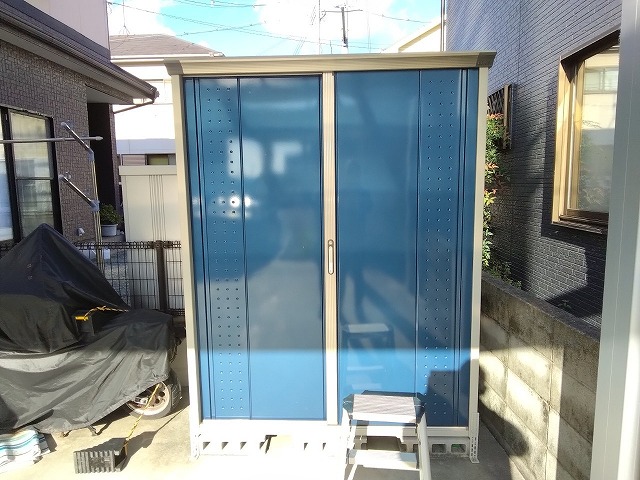 青い小型倉庫の正面