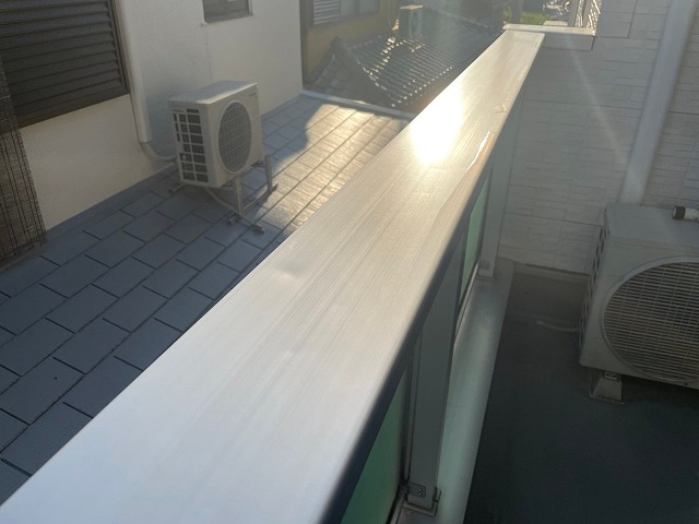 加古川市　ベランダアルミ笠木へこみ