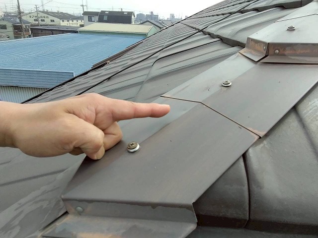 高砂市　隅棟板金のへこみ