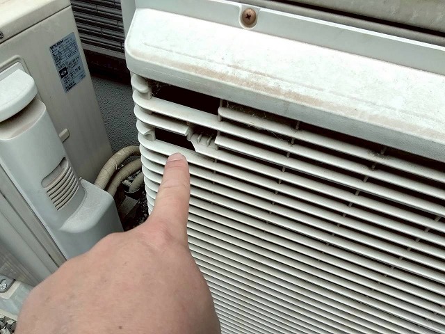 加古川市で雹被害状況現地調査・診断、フェンスのへこみや雨樋の穴あき、板金の変形を確認