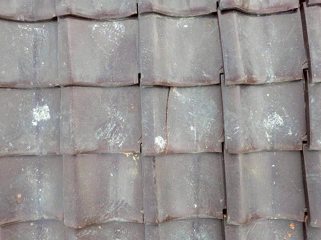 加西市で瓦のひび割れと漆喰の劣化を確認！雨漏り調査と部分補修を行いました