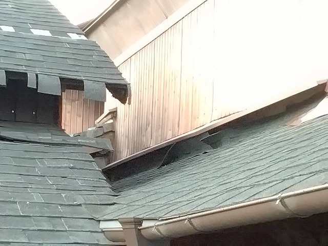 加古川市　壁際で浮いた屋根材