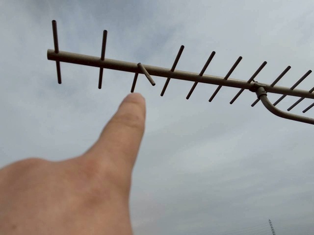 高砂市で雹災害現地調査、平板瓦の欠けや棟板金の凹み、アンテナ破損を確認