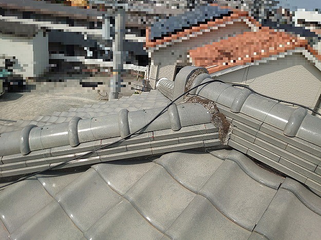 棟の端部付近に見られる漆喰の傷み