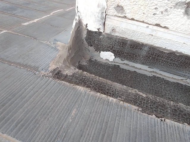 加古川市で屋根雨漏り修理！飾り煙突まわり板金劣化とコーキング不良を確認