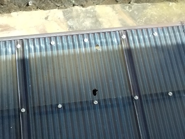 加古川市　波板ポリカ穴あき