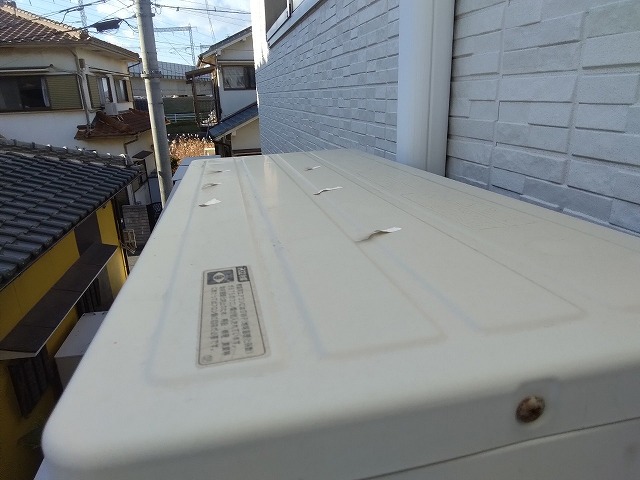 加古川市で雹災害現地調査を実施、倉庫天板とエアコン室外機天板にへこみを確認