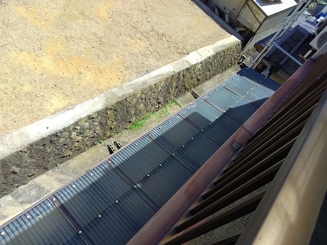 加古川市　波板ポリカ破損　2階ベランダから見下ろした様子