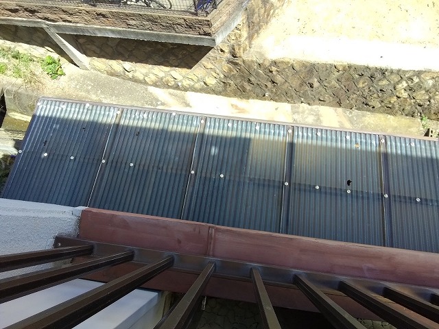 加古川市で雹被害による波板ポリカ破損を調査｜穴あき貫通と洗濯干し場の修繕対策