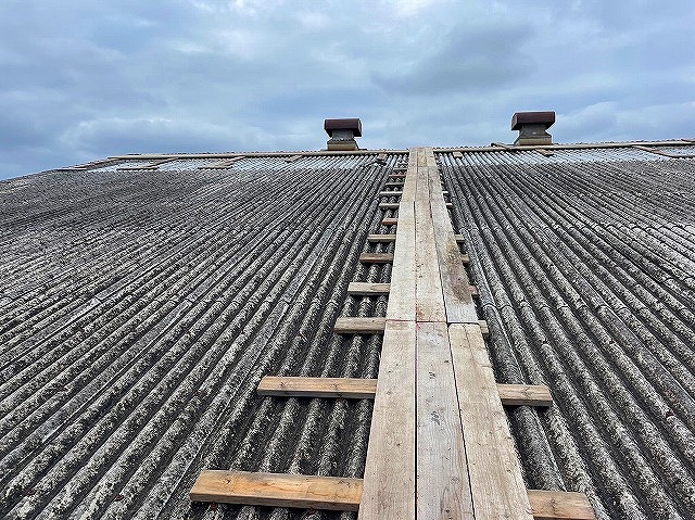 高砂市　工場屋根足場　暑さ対策