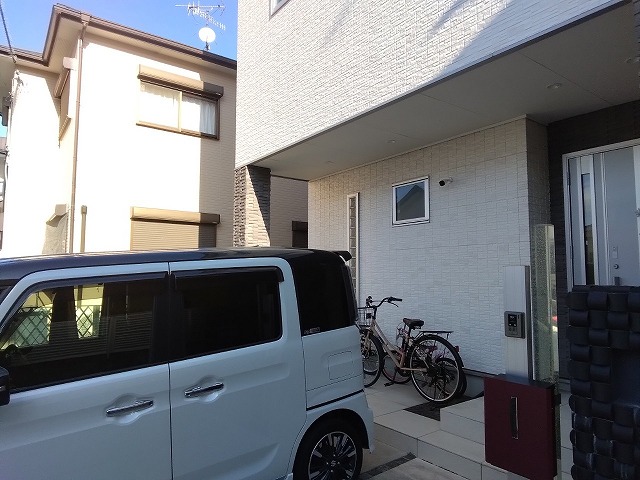 住宅外観と玄関前
