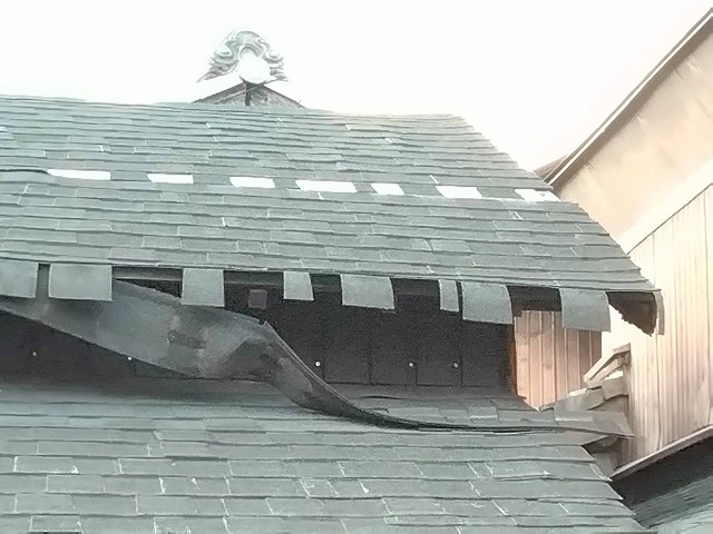 加古川市で強風被害！納屋のリッジウェイが大きくずれた屋根を現地調査