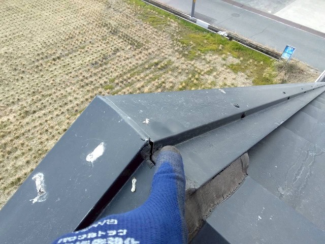 姫路市　ケラバ板金の割れと傷