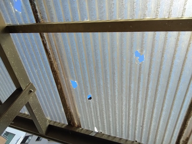 加古川市　波板ポリカーボネートに穴あき