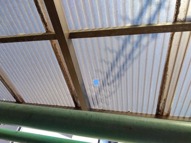 加古川市　1F洗濯機干し場に波板ポリカーボネート破損