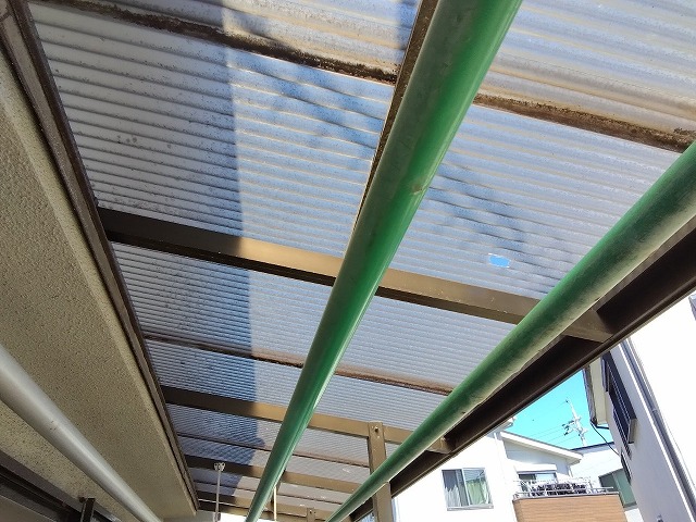 加古川市　1F洗濯機干し場に波板ポリカーボネートに穴あき