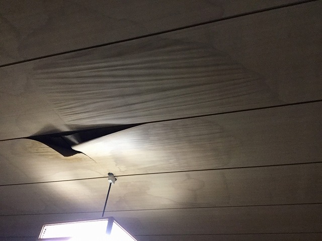 1枚目写真：天井材のめくれ