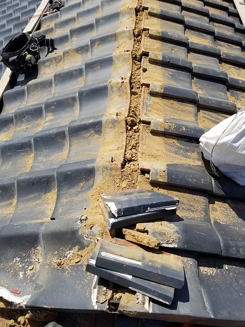 棟の解体と熨斗瓦の取り外し