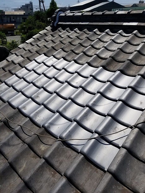 新しいいぶし瓦の葺き込みと納まりの整え