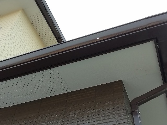 軒樋中央の欠損