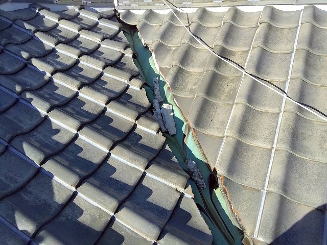 高砂市　谷板金と剥がれた漆喰(しっくい)