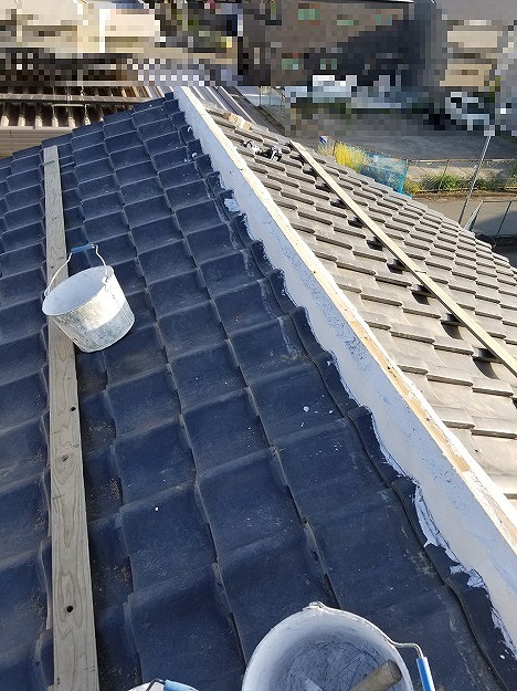 棟土の形成と下地の押さえ