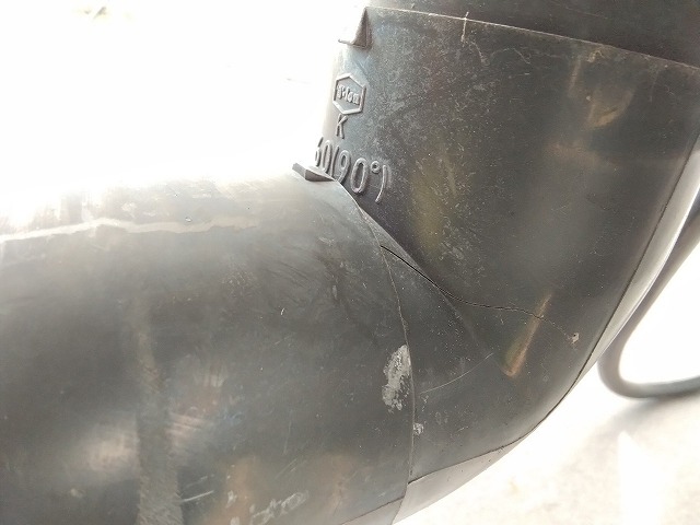 ひび割れた竪樋エルボ