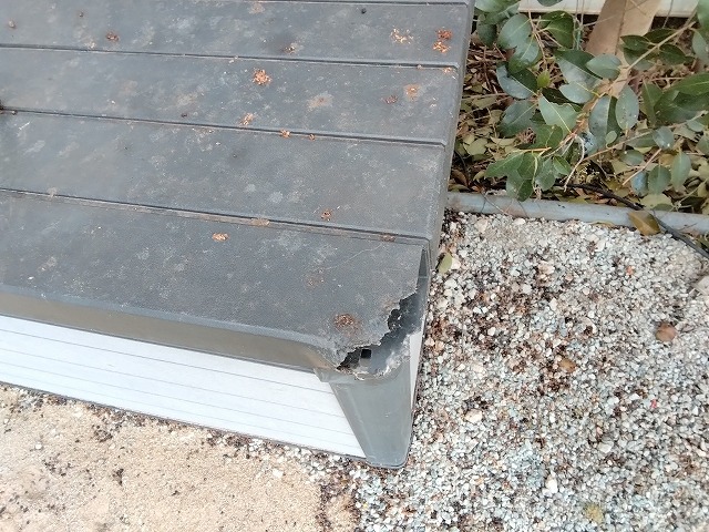 角が潰れた鉄製道具箱