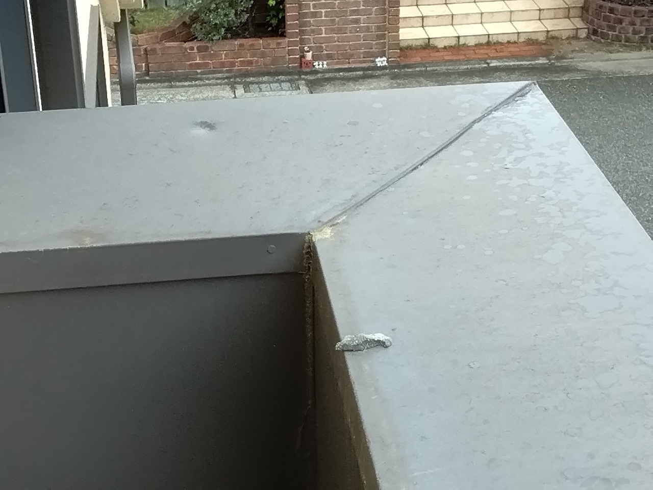 加古川市　パラペット部　笠木板金へこみ