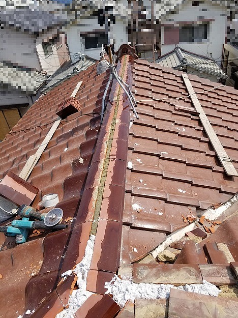 棟の新設と白い施工材の納まり