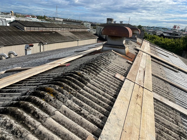 高砂市　工場屋根　現場調査　あゆみ板で足場