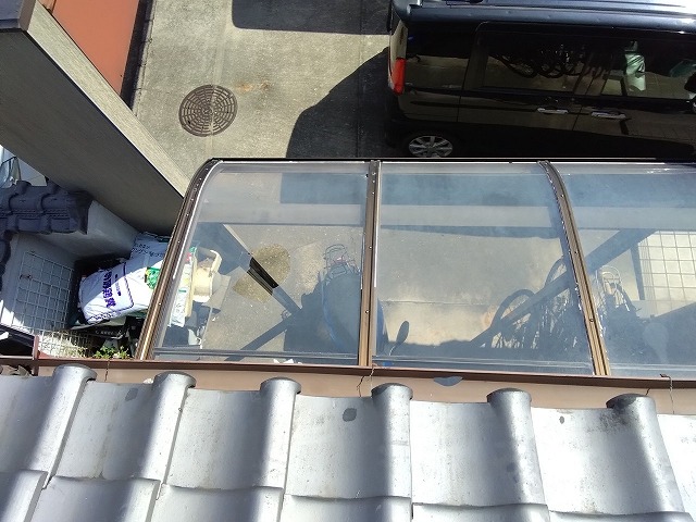 加古川市　サイクルポート　ポリカ屋根材穴あき