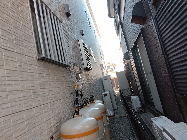 設備が並ぶ建物側面