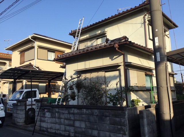 建物外観と屋根への安全なアプローチ確認