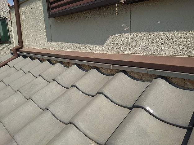 壁際の漆喰も同様に斫ってから塗り替えへ