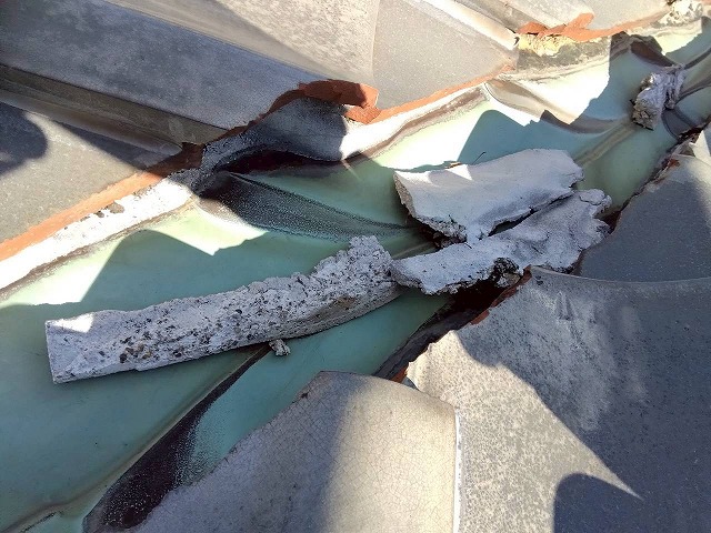 高砂市で和瓦の漆喰(しっくい)剥がれと銅板谷の緑青(ろくしょう)を確認！谷板金交換