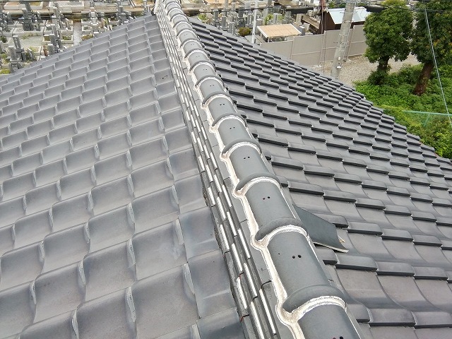 明石市　屋根面から見た棟ラインとラバーロックの痕跡