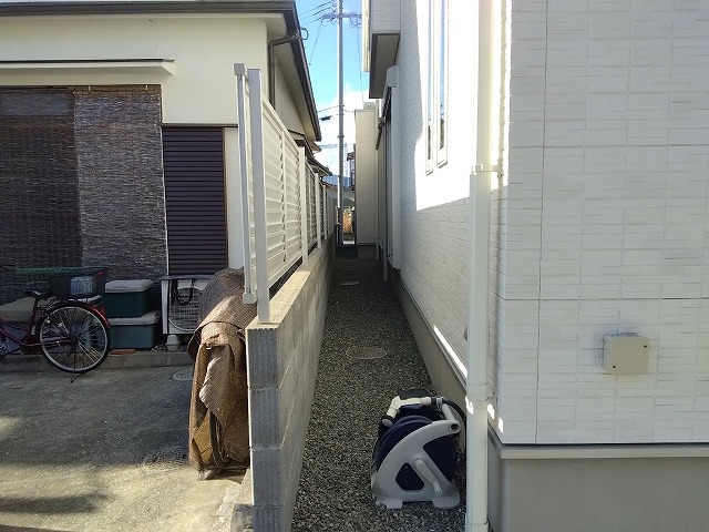 住宅側面の細い通路