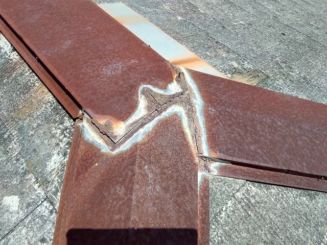 錆びた棟板金の継ぎ目