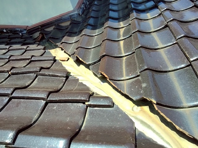 谷部でずれた瓦
