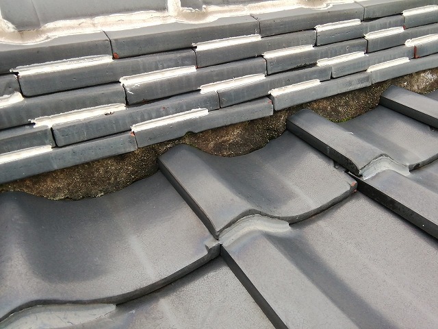 のし瓦周辺の漆喰・土の見え方