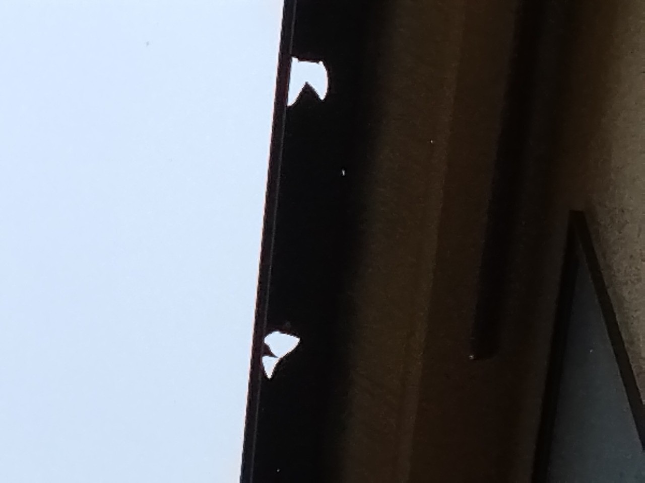 加古川市　雹被害で樋(とい)穴あき