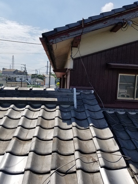 軒先側で見える浮きと隙間の兆候